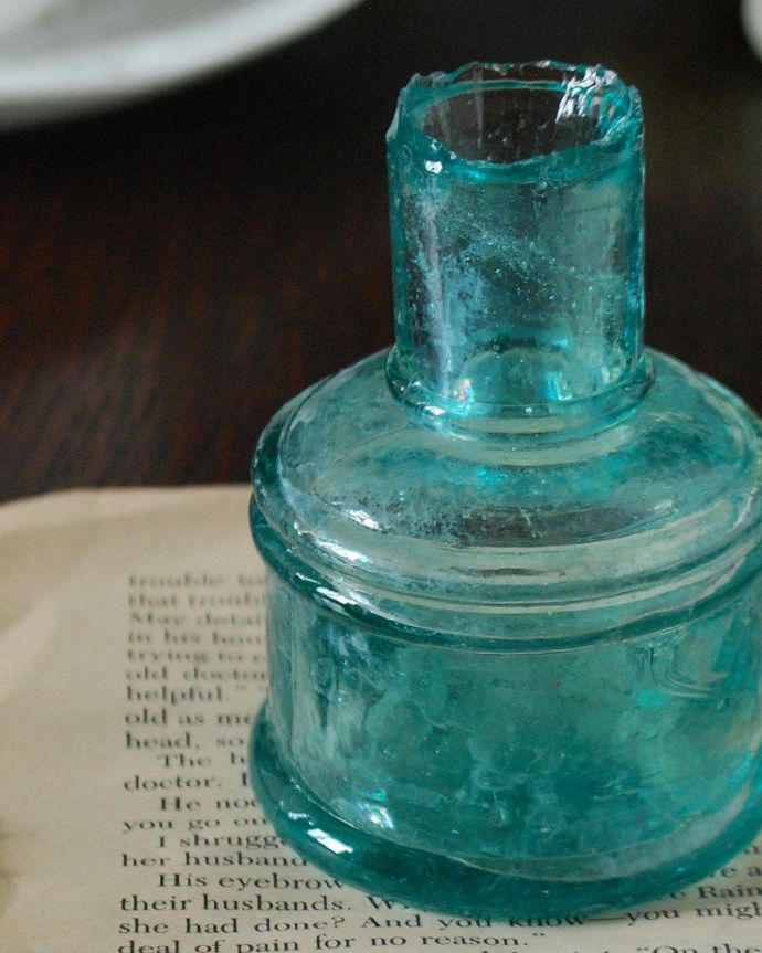 アンティーク ガラスボトル　アンティーク雑貨　シルエットがかわいいイギリスで見つけたアンティークガラス（インクボトル）。昔の文具用品の必須アイテム今のようにボールペンがない時代、ここに入ったインクをペン先に付けながら書いていたんだな･･･と思うだけで、なんだかワクワクする小さなアンティークです。(m-3671-z)