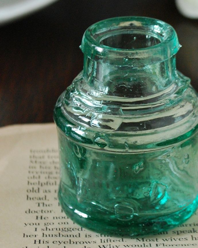 アンティーク ガラスボトル　アンティーク雑貨　気泡がたっぷり入ったイギリスで見つけたアンティークインクボトル。昔の文具用品の必須アイテム今のようにボールペンがない時代、ここに入ったインクをペン先に付けながら書いていたんだな･･･と思うだけで、なんだかワクワクする小さなアンティークです。(m-3673-z)