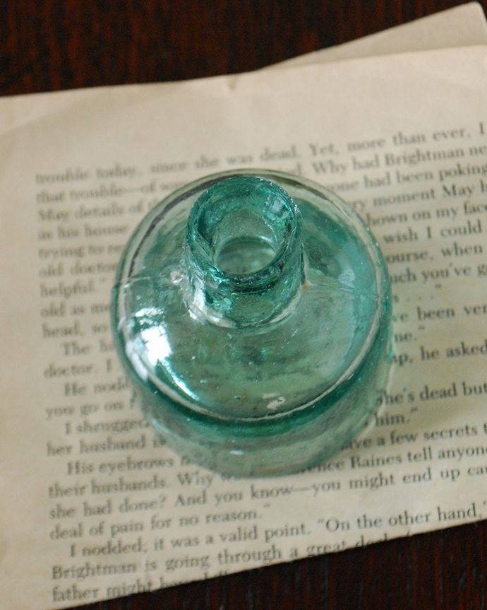 アンティーク ガラスボトル　アンティーク雑貨　イギリスで見つけたアンティークガラス（インクボトル）。上から見るとこんな感じですアンティークなので多少のキズやカケがある場合はありますが、使用上問題はありませんのでご了承下さい。(m-3675-z)
