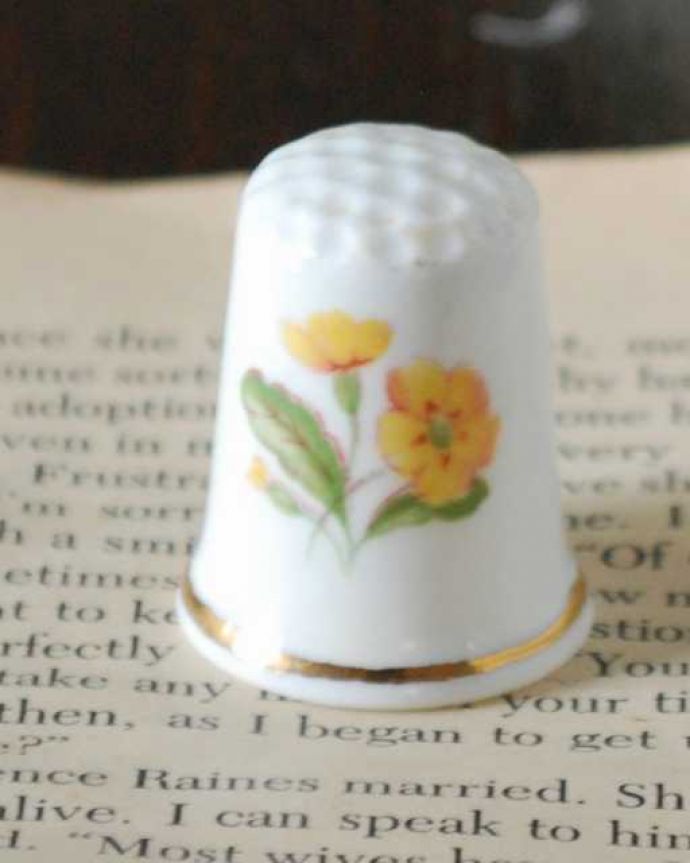 アンティーク 陶磁器の雑貨　アンティーク雑貨　黄色のお花が描かれた英国アンティークのシンブル（churnet valley）。幸運を呼ぶ女性のためのコレクションアイテムシンブルとは、上流階級の女性がたしなみとして行ったお裁縫の時に使った指ぬきのこと。(m-3678-z)
