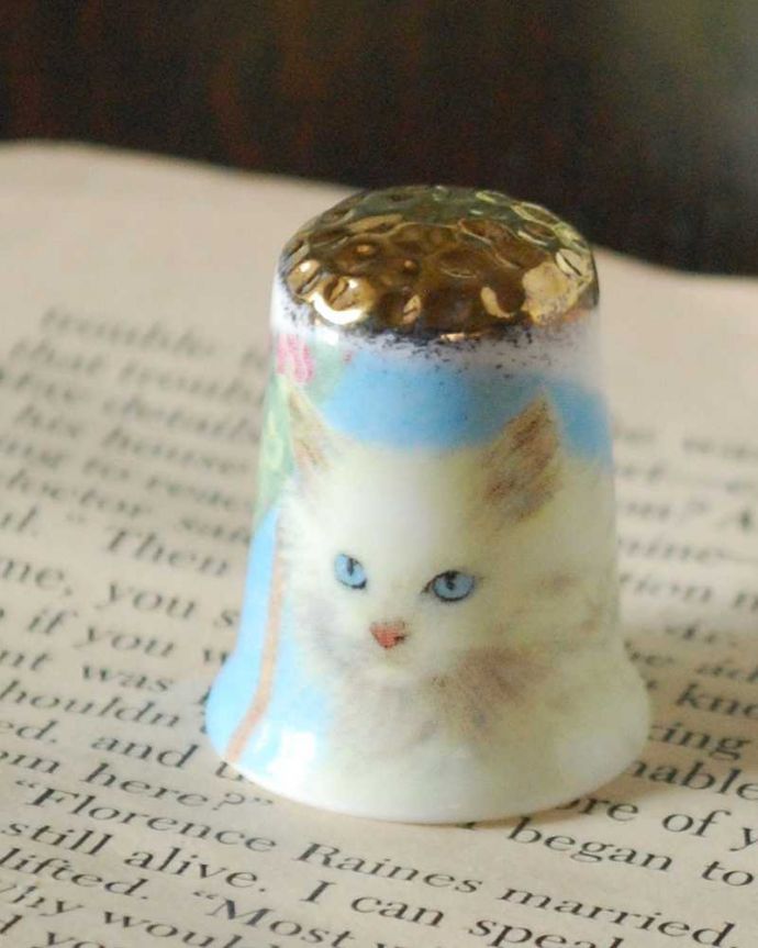 アンティーク 陶磁器の雑貨　アンティーク雑貨　イギリスで見つけた猫のアンティークシンブル（青い目のペルシャ）。幸運を呼ぶ女性のためのコレクションアイテムシンブルとは、上流階級の女性がたしなみとして行ったお裁縫の時に使った指ぬきのこと。(m-3689-z)