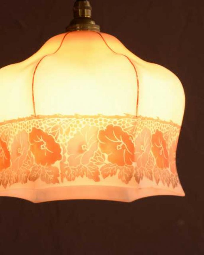 ペンダントライト　照明・ライティング　柔らかいピンクのシェードにお花模様のアンティークランプシェード（コード・シャンデリア電球・ギャラリーなし）。。(m-3695-z)