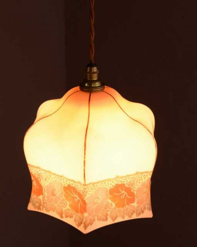 ペンダントライト　照明・ライティング　柔らかいピンクのシェードにお花模様のアンティークランプシェード（コード・シャンデリア電球・ギャラリーなし）。。(m-3695-z)
