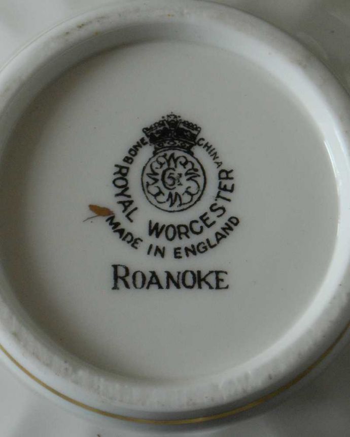アンティーク 陶磁器の雑貨　アンティーク雑貨　ロイヤルウースター窯ロアノーク（ROANOKE）のアンティークシュガーボール。裏側には品質の証製造メーカー保証の意味がこもった窯印、ポーセリンマークがあります。(m-3697-z)