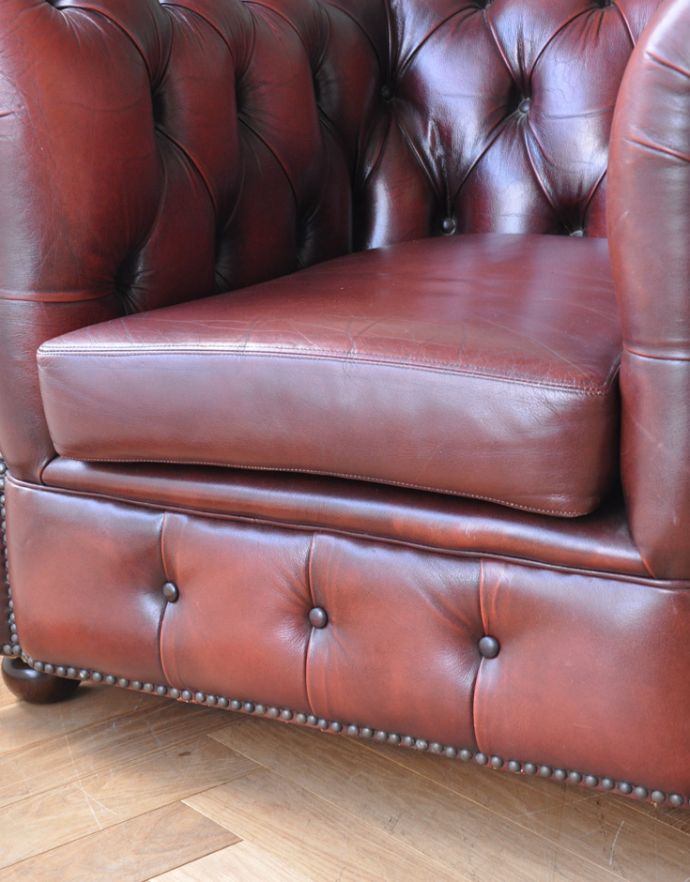 英国クラシックスタイル　アンティーク チェア　革張りのアンティークソファ、ワインレッドが素敵なウィングバックチェア。すわり心地がいい座面。(m-370-c)