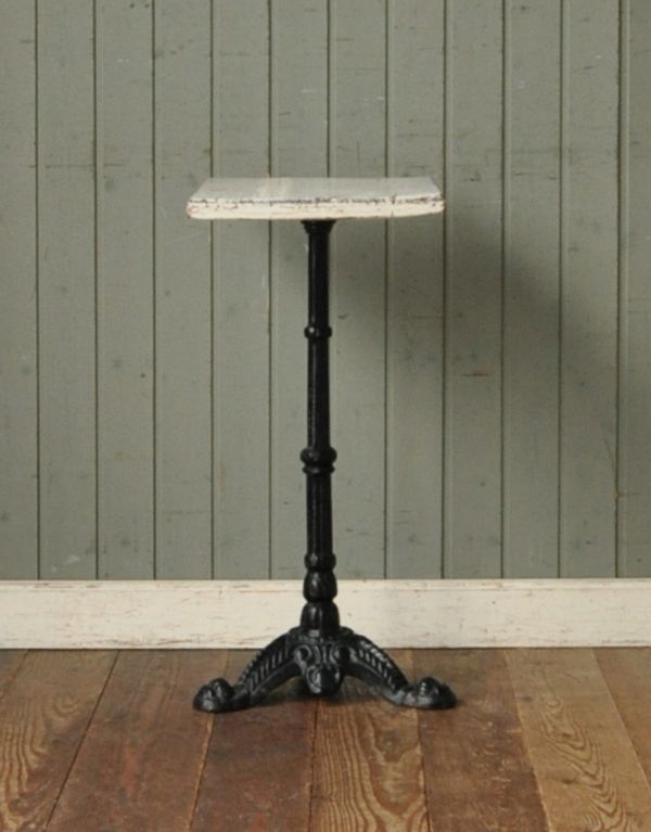 アンティーク家具　オシャレなフランスのアンティーク家具、アイアン脚のカフェテーブル。シンプルだけどキレイに見える工夫が感じられるテーブルです。(m-370-f)
