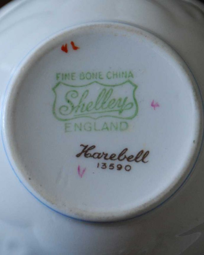 アンティーク 陶磁器の雑貨　アンティーク雑貨　シェリー窯のヘアベル（Harebell）シリーズ、 アンティークカップ＆ソーサー。裏側には品質の証1945～1966年製造のシェリーのバックスタンプがあります。(m-3704-z)