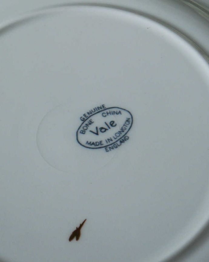 アンティーク 陶磁器の雑貨　アンティーク雑貨　イギリスから到着したロイヤルベールのアンティークサンドイッチプレート。裏側には品質の証製造メーカー保証の意味がこもった窯印、ポーセリンマークがあります。(m-3716-z)