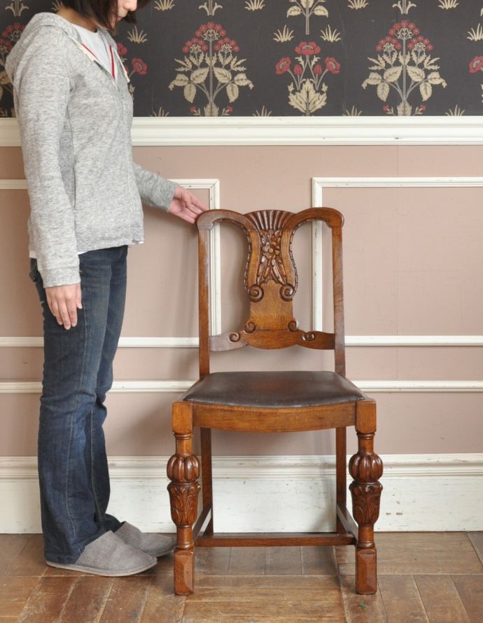 ダイニングチェア　アンティーク チェア　お花の彫がキレイなオーク材の椅子、英国のアンティークダイニングチェア。上品な雰囲気が漂うチェア。(m-372-c)