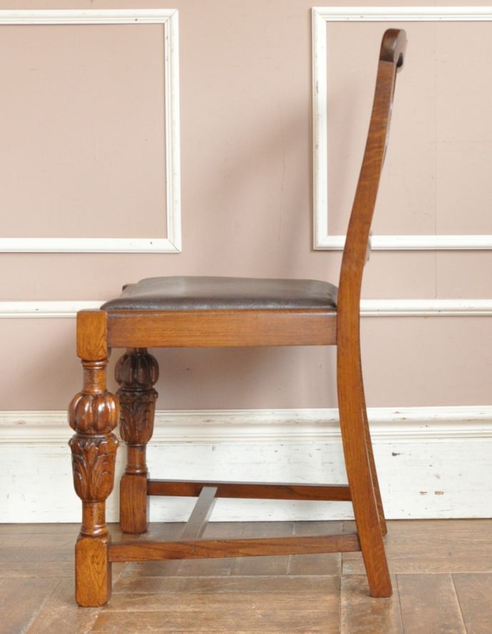 ダイニングチェア　アンティーク チェア　お花の彫がキレイなオーク材の椅子、英国のアンティークダイニングチェア。背もたれがカーブしているので楽です。(m-372-c)