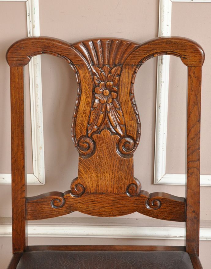ダイニングチェア　アンティーク チェア　お花の彫がキレイなオーク材の椅子、英国のアンティークダイニングチェア。木目や色は1脚1脚微妙に違いますが、どれもキレイに仕上げています。(m-372-c)