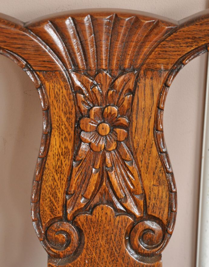 ダイニングチェア　アンティーク チェア　お花の彫がキレイなオーク材の椅子、英国のアンティークダイニングチェア。背もたれには美しい彫があります。(m-372-c)