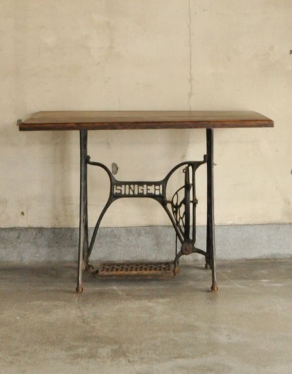 ロイドテーブル　アンティーク家具　イギリスのアンティーク家具、アイアン脚のシンガーテーブル（ミシン台）。お部屋の片隅に置いてあるだけでオシャレな空気に・・・。(m-372-f)