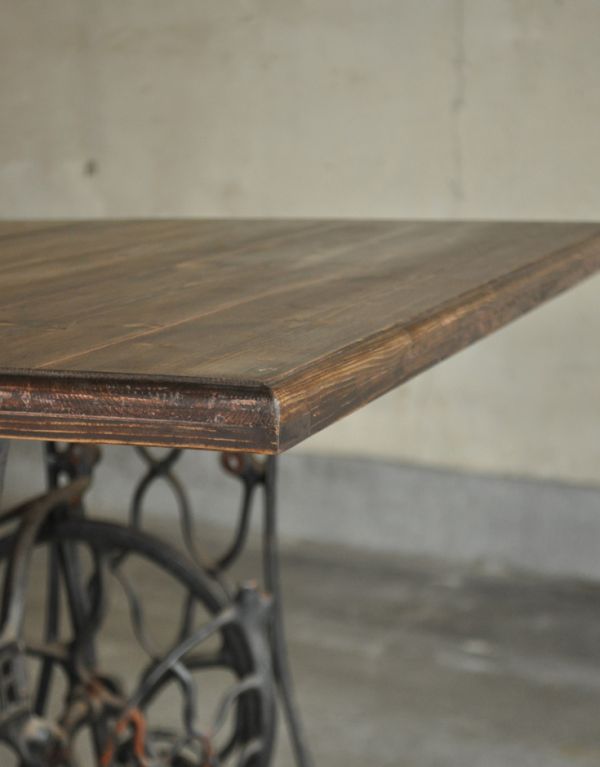 ロイドテーブル　アンティーク家具　イギリスのアンティーク家具、アイアン脚のシンガーテーブル（ミシン台）。余分なものがない、シンプルな設計です。(m-372-f)