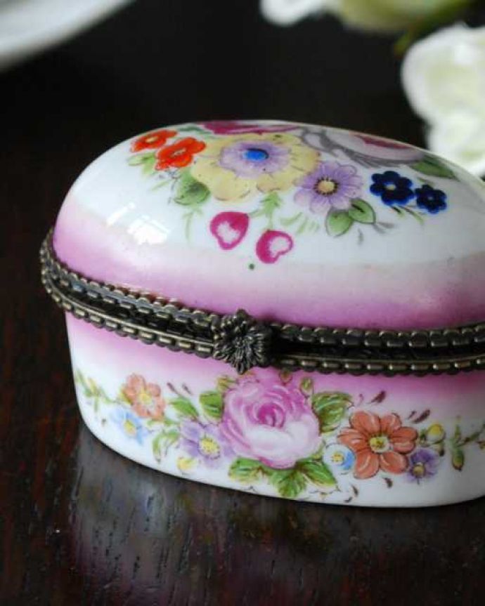 アンティーク 陶磁器の雑貨　アンティーク雑貨　可愛いお花模様のアンティークのトリンケットボックス（蓋付き小物入れ）。大切なものを入れた小箱小さな飾り箱という意味のトリンケットボックス。(m-3721-z)