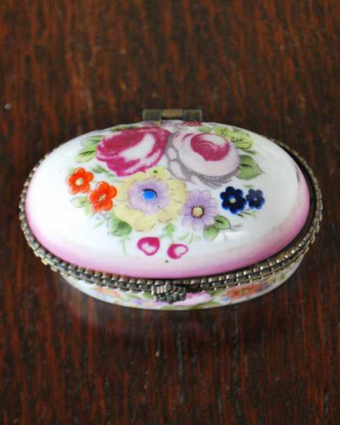 アンティーク 陶磁器の雑貨　アンティーク雑貨　可愛いお花模様のアンティークのトリンケットボックス（蓋付き小物入れ）。上から見ると･･･置いておくだけで華やかな雰囲気の小さな小箱。(m-3721-z)