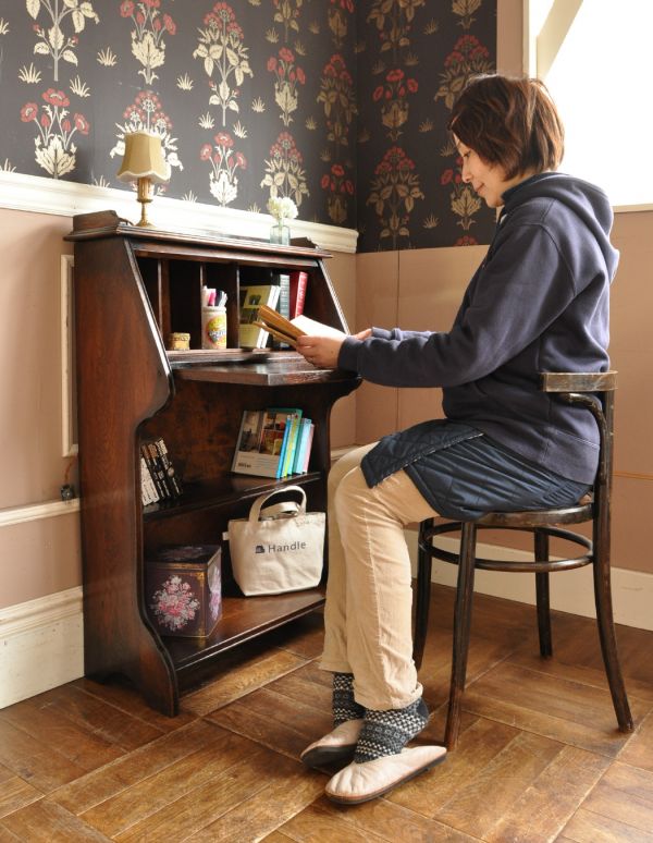 アンティーク家具　英国スタイルのアンティーク家具、書斎で使えるビューローブックケース。飾り棚とパソコンスペース、両方欲しい方にオススメなのが、このビューローブックケース！整理しやすく、ディスプレイをたっぷり楽しめるのも魅力的です。(m-373-f)