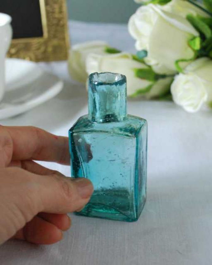 アンティーク ガラスボトル　アンティーク雑貨　アンティークのガラス雑貨、濃いブルー色が爽やかなアンティークインクボトル。一つ一つ違うガラスの表情いろんな形があったり、ちょっと不恰好だったり、気泡が入っている･･･そんな所がアンティークらしさなんです。(m-3730-z)