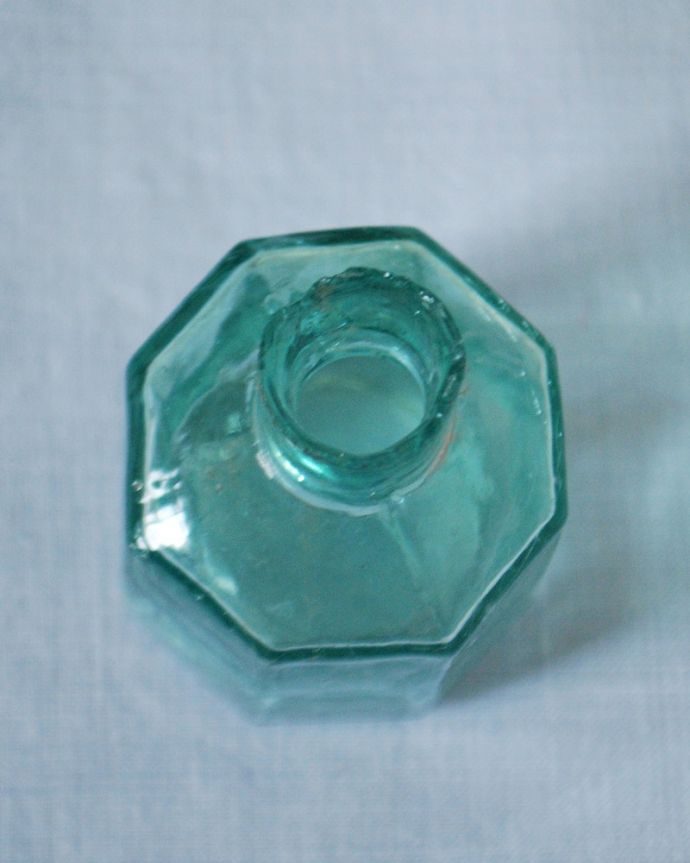 アンティーク ガラスボトル　アンティーク雑貨　アンティークのガラスで出来た、八角形の形が可愛い爽やかなインクボトル。上から見るとこんな感じですアンティークなので多少のキズやカケがある場合はありますが、使用上問題はありませんのでご了承下さい。(m-3737-z)