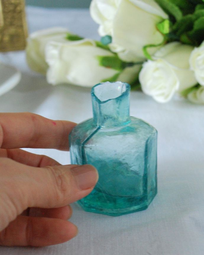 アンティーク ガラスボトル　アンティーク雑貨　濃いブルー色のアンティークガラスが美しい、定番の形のインクボトル。一つ一つ違うガラスの表情いろんな形があったり、ちょっと不恰好だったり、気泡が入っている･･･そんな所がアンティークらしさなんです。(m-3739-z)
