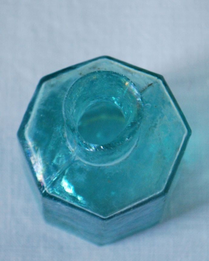 アンティーク ガラスボトル　アンティーク雑貨　濃いブルー色のアンティークガラスが美しい、定番の形のインクボトル。上から見るとこんな感じですアンティークなので多少のキズやカケがある場合はありますが、使用上問題はありませんのでご了承下さい。(m-3739-z)