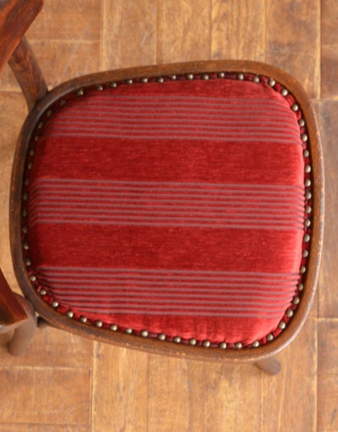 ベントウッドチェア　アンティーク チェア　英国アンティークのカフェチェア、珍しい布張りのベントウッドチェア。座面には英国らしい赤い生地が張られています。(m-374-c)