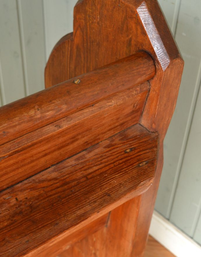 セティ・ソファ・ベンチ　アンティーク チェア　イギリスで見つけたアンティークの長椅子、オールドパインのチャーチベンチ。背面に棚板があります。(m-375-c)