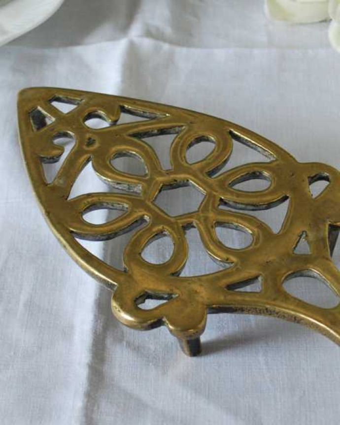 アンティーク 真鍮の雑貨　アンティーク雑貨　イギリスで見つけた真鍮のアンティークアイロンスタンド。今では手に入れることが出来ないアイロン台熱く熱したアイアン製のアイロンを置いておく台として使われていたもの。(m-3751-z)