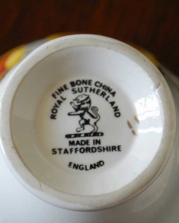 アンティーク 陶磁器の雑貨　アンティーク雑貨　スタッフォードシャー地方の英国陶磁器、サザーランドのアンティークカップ＆ソーサー（ローズ）。カッコイイ窯印スタンディングライオンと呼ばれるカッコいいポーセリンマークです。(m-3753-z)