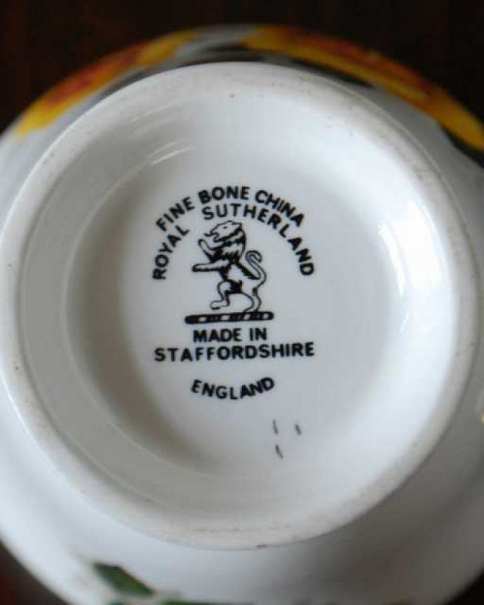 アンティーク 陶磁器の雑貨　アンティーク雑貨　スタッフォードシャー地方の英国陶磁器、サザーランドのアンティークミルクピッチャー（ローズ）。カッコイイ窯印スタンディングライオンと呼ばれるカッコいいポーセリンマークです。(m-3756-z)