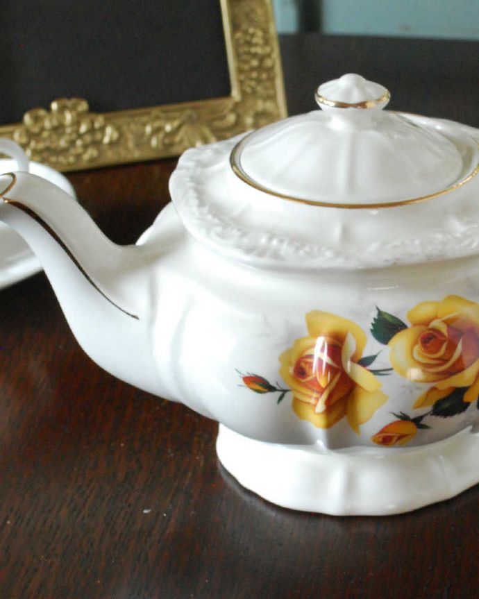 アンティーク 陶磁器の雑貨　アンティーク雑貨　スタッフォードシャー地方の英国陶磁器、サザーランドのアンティークティーポット（ローズ）。お茶の時間に欠かせないティーポット紅茶を愛する英国のお茶の時間に欠かせない陶磁器のティーポット。(m-3758-z)