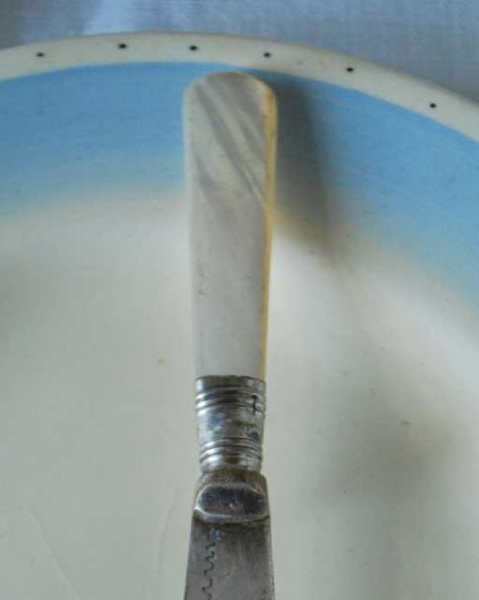 アンティーク シルバー製　アンティーク雑貨　マザーオブパール(白蝶貝)のハンドルが美しいバターナイフ、アンティークシルバープレート。実際に使えるシルバーのカトラリーヨーロッパでは価値ある食器の一つであるシルバーアイテム。(m-3759-z)