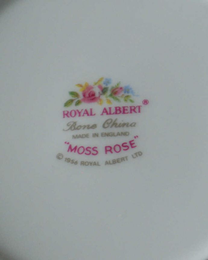 アンティーク 陶磁器の雑貨　アンティーク雑貨　 ロイヤルアルバート社のモスローズシリーズ。アンティークのプレート（ボウル）。裏側には品質の証バックスタンプに可愛い絵が描かれているのもロイヤルアルバートの魅力です。(m-3762-z)