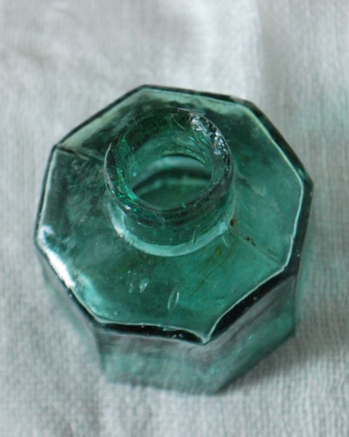 アンティーク ガラスボトル　アンティーク雑貨　アンティークのガラスで出来た、八角形の形が可愛い爽やかなインクボトル。上から見るとこんな感じですアンティークなので多少のキズやカケがある場合はありますが、使用上問題はありませんのでご了承下さい。(m-3766-z)