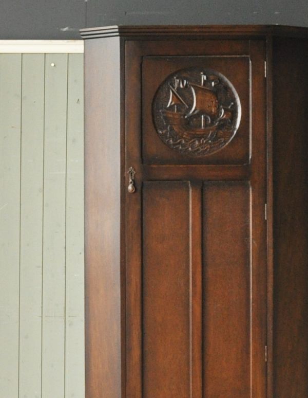 アンティーク家具　アンティークのカッコいい英国家具、キレイなワードローブ。このように立体的に細かく彫られています。(m-377-f)
