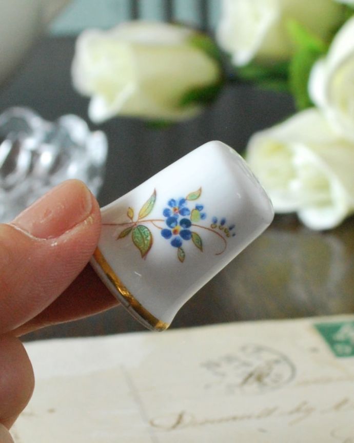 アンティーク 陶磁器の雑貨　アンティーク雑貨　イギリスで見つけたアンティーク雑貨、お花の模様が可愛いシンブル。コレクションしたくなる可愛らしさ指の帽子（finger hat)とも呼ばれるコロンとした形。(m-3775-z)