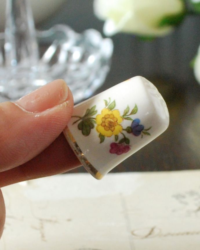アンティーク 陶磁器の雑貨　アンティーク雑貨　お花のブーケが可愛い、イギリスで見つけたアンティークシンブル。コレクションしたくなる可愛らしさ指の帽子（finger hat)とも呼ばれるコロンとした形。(m-3783-z)