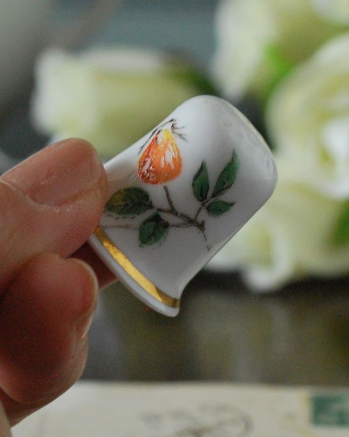 アンティーク 陶磁器の雑貨　アンティーク雑貨　英国のアンティーク雑貨、オレンジのお花の模様が可愛いシンブル。コレクションしたくなる可愛らしさ指の帽子（finger hat)とも呼ばれるコロンとした形。(m-3791-z)