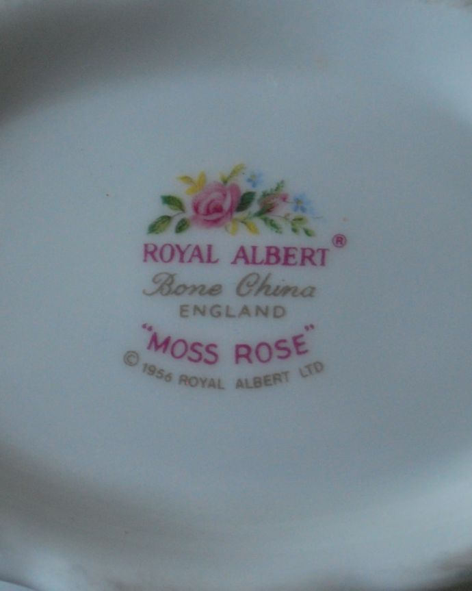 アンティーク 陶磁器の雑貨　アンティーク雑貨　ロイヤルアルバート社のモスローズのソースジャグ＆ソーサー。裏側には品質の証バックスタンプに可愛い絵が描かれているのもロイヤルアルバートの魅力です。(m-3816-z)