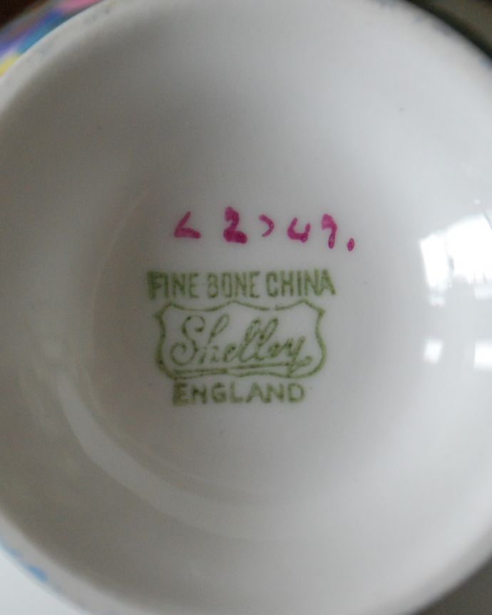 アンティーク 陶磁器の雑貨　アンティーク雑貨　お花のブーケが美しいシェリー窯のアンティークカップ＆ソーサー。裏側には品質の証1940～1966年製造のシェリーのバックスタンプがあります。(m-3819-z)