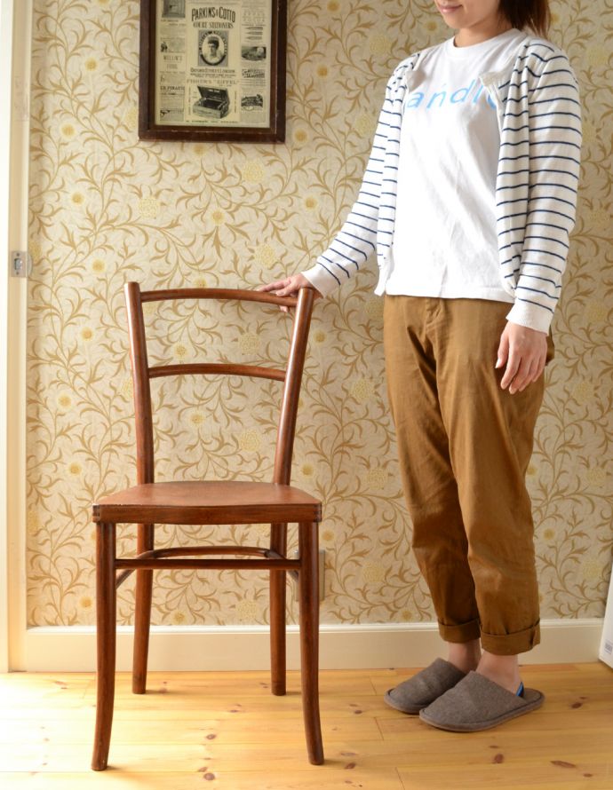 板座面　アンティーク チェア　イギリスから届いたアンティーク椅子、木製のベントウッドチェア。背もたれにも曲げ木の技術が活かされています。(m-382-c)