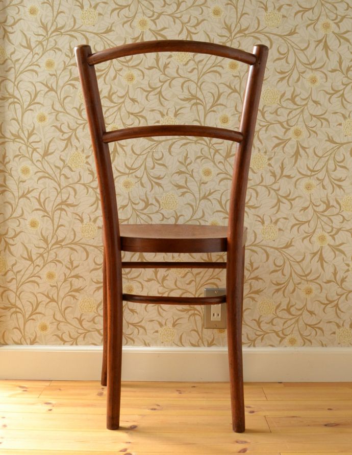 板座面　アンティーク チェア　イギリスから届いたアンティーク椅子、木製のベントウッドチェア。スッキリとキレイな後ろ姿です。(m-382-c)