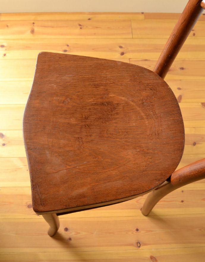 板座面　アンティーク チェア　イギリスから届いたアンティーク椅子、木製のベントウッドチェア。角が丸く作られているので、小さいお子様がいるご家庭でも安心です。(m-382-c)
