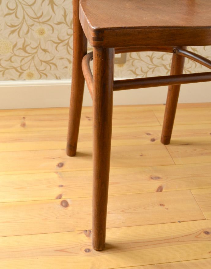 板座面　アンティーク チェア　イギリスから届いたアンティーク椅子、木製のベントウッドチェア。脚先が緩くカーブしています。(m-382-c)