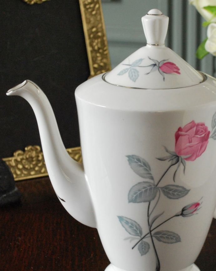 アンティーク 陶磁器の雑貨　アンティーク雑貨　イギリスで見つけたロイヤルアルバート社のアンティークのティーポット。美しいバラが描かれたロイヤルアルバートの陶磁器紅茶を愛する英国のお茶の時間に欠かせない陶磁器のティーポット。(m-3823-z)