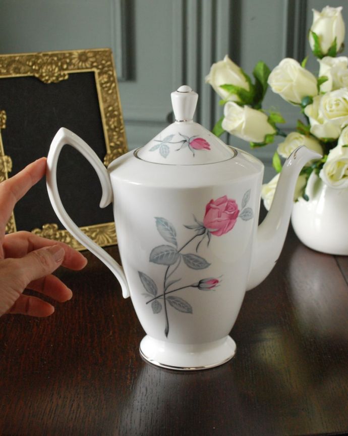 アンティーク 陶磁器の雑貨　アンティーク雑貨　イギリスで見つけたロイヤルアルバート社のアンティークのティーポット。自分だけの使い方で使ってみましょうたっぷり紅茶が注げるサイズ。(m-3823-z)