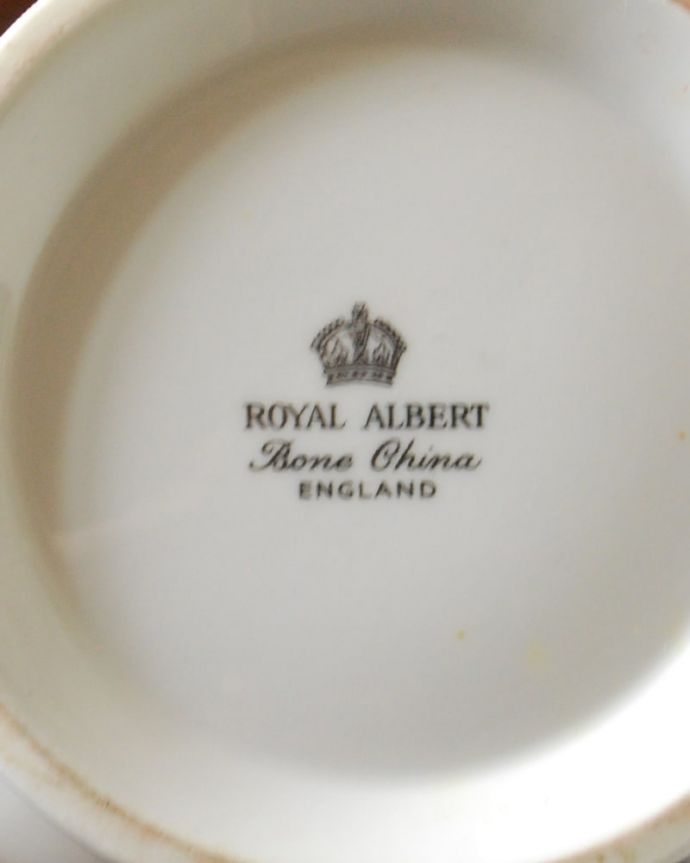 アンティーク 陶磁器の雑貨　アンティーク雑貨　イギリスで見つけたロイヤルアルバート社のアンティークのティーポット。裏側には品質の証製造メーカー保証の意味がこもった窯印、ポーセリンマークがあります。(m-3823-z)