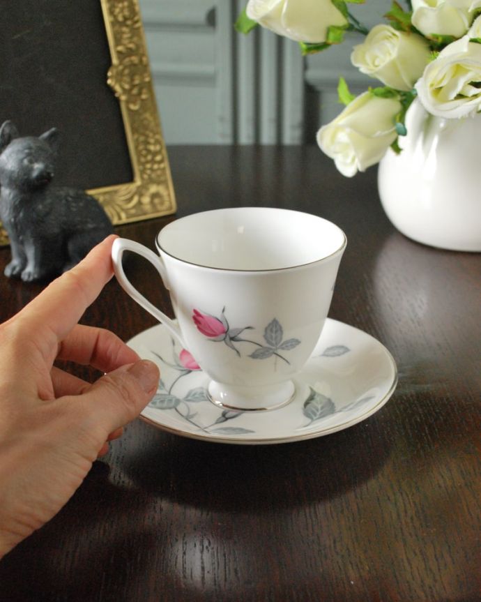 アンティーク 陶磁器の雑貨　アンティーク雑貨　イギリスで見つけたロイヤルアルバート社のアンティークのカップ＆ソーサー。お茶の時間をもっと優雅に･･･眺めているだけじゃもったいないので、実用的に使って下さい。(m-3824-z)