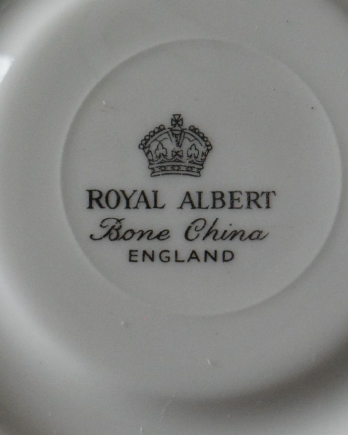 アンティーク 陶磁器の雑貨　アンティーク雑貨　イギリスで見つけたロイヤルアルバート社のアンティークのカップ＆ソーサー。裏側には品質の証製造メーカー保証の意味がこもった窯印、ポーセリンマークがあります。(m-3824-z)