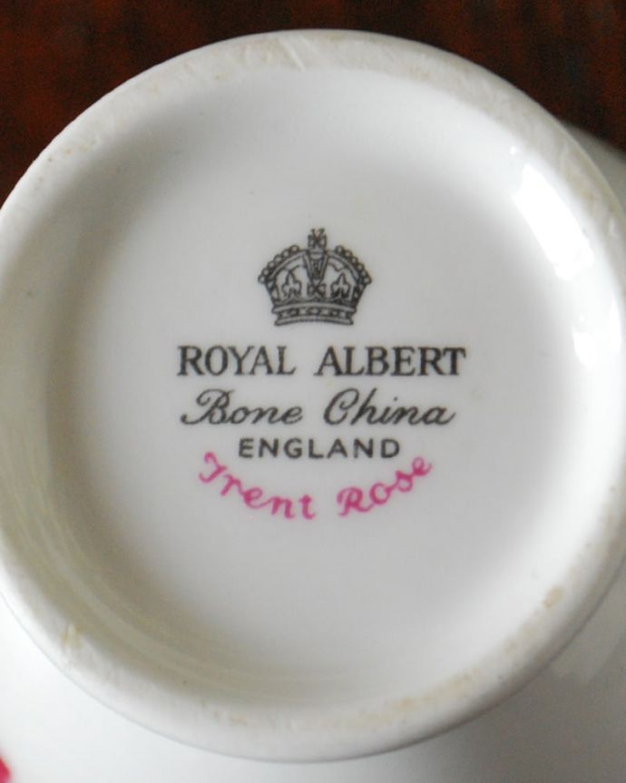 アンティーク 陶磁器の雑貨　アンティーク雑貨　イギリスで見つけたロイヤルアルバート社のアンティークのミルクピッチャー。裏側には品質の証製造メーカー保証の意味がこもった窯印、ポーセリンマークがあります。(m-3825-z)
